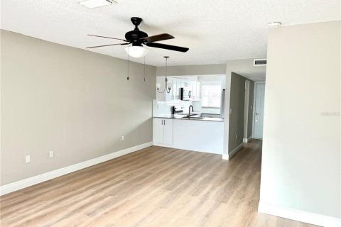 Condo in Orlando, Florida, 2 bedrooms  № 1820611 - photo 9