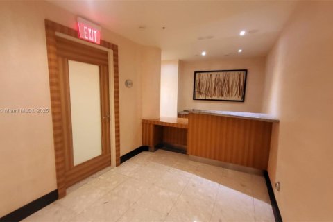 Condo in Miami, Florida, 1 bedroom  № 1877527 - photo 25
