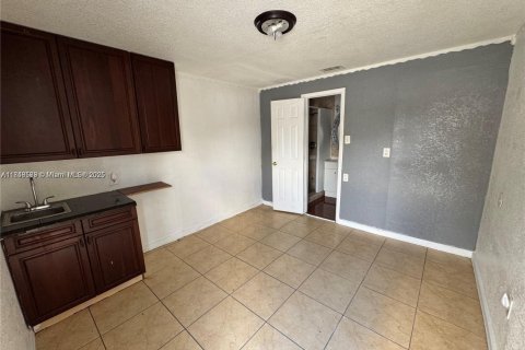Propiedad comercial en alquiler en Miami, Florida, 1 dormitorio, 192.96 m2 № 1849049 - foto 2