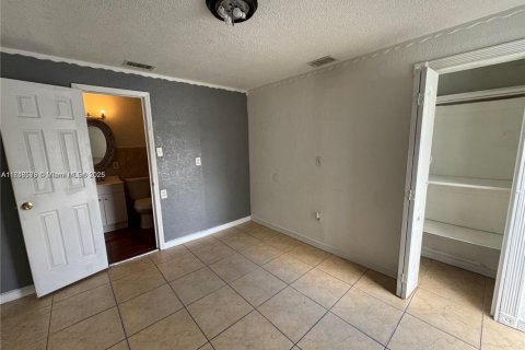 Propiedad comercial en alquiler en Miami, Florida, 1 dormitorio, 192.96 m2 № 1849049 - foto 3