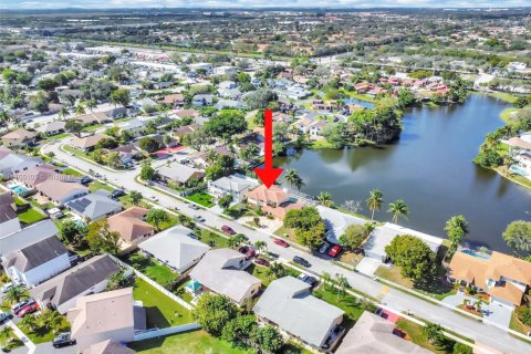 Casa en venta en Pembroke Pines, Florida, 4 dormitorios, 257.9 m2 № 1582932 - foto 7