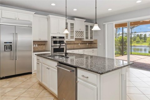House in Orlando, Florida 4 bedrooms, 378.3 sq.m. № 1801468 - photo 14