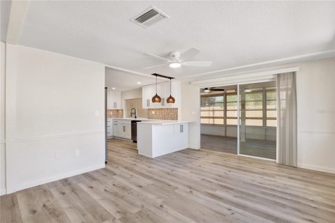 House in Holiday, Florida 4 bedrooms, 153.94 sq.m. № 1518710 - photo 12