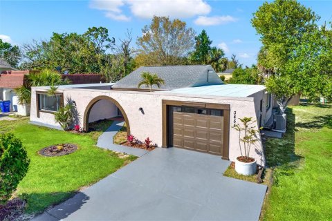 House in Holiday, Florida 4 bedrooms, 153.94 sq.m. № 1518710 - photo 1