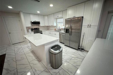House in Brooksville, Florida 2 bedrooms, 172.98 sq.m. № 2105083 - photo 2