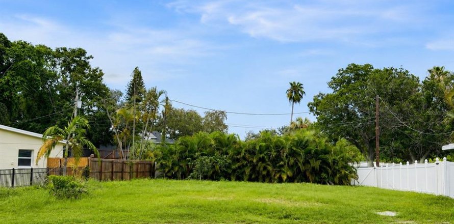 Land in Saint Petersburg, Florida № 2223490