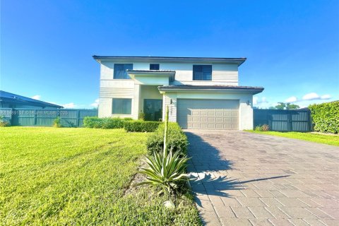 House in Miami, Florida 5 bedrooms, 233 sq.m. № 1943638 - photo 8