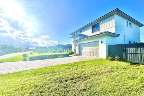 House in Miami, Florida 5 bedrooms, 233 sq.m. № 1943638 - photo 7