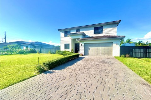 House in Miami, Florida 5 bedrooms, 233 sq.m. № 1943638 - photo 1