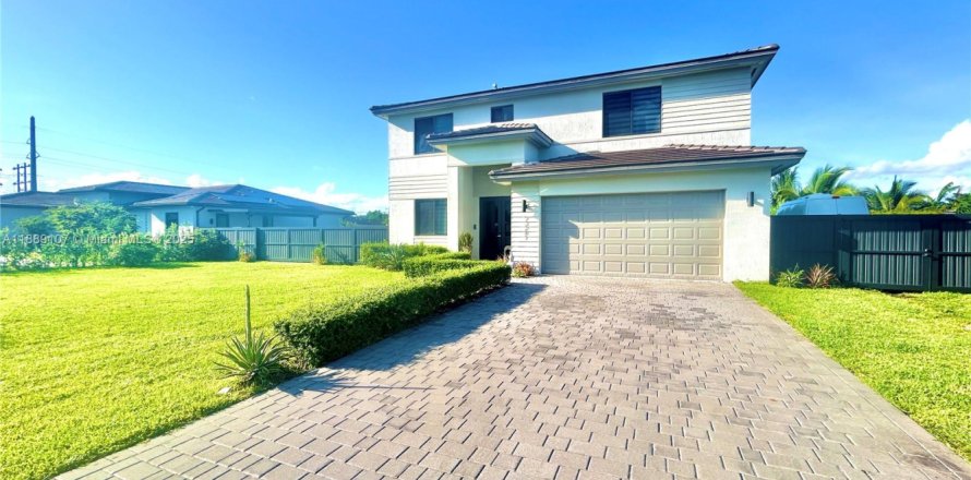 House in Miami, Florida 5 bedrooms, 233 sq.m. № 1943638