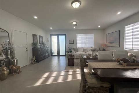 House in Miami, Florida 5 bedrooms, 233 sq.m. № 1943638 - photo 14