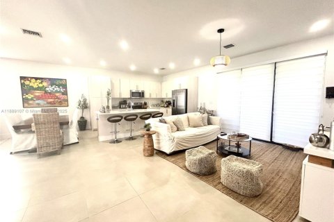 House in Miami, Florida 5 bedrooms, 233 sq.m. № 1943638 - photo 26