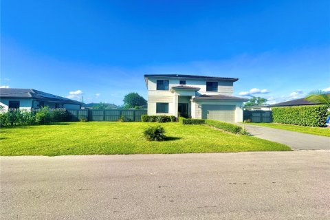 House in Miami, Florida 5 bedrooms, 233 sq.m. № 1943638 - photo 2