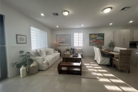 House in Miami, Florida 5 bedrooms, 233 sq.m. № 1943638 - photo 13