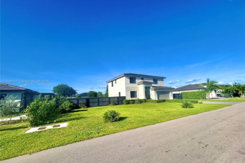 House in Miami, Florida 5 bedrooms, 233 sq.m. № 1943638 - photo 3
