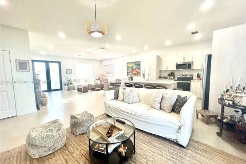 House in Miami, Florida 5 bedrooms, 233 sq.m. № 1943638 - photo 24