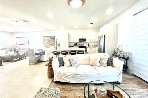 House in Miami, Florida 5 bedrooms, 233 sq.m. № 1943638 - photo 25