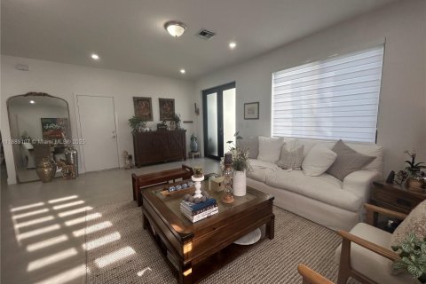 House in Miami, Florida 5 bedrooms, 233 sq.m. № 1943638 - photo 16