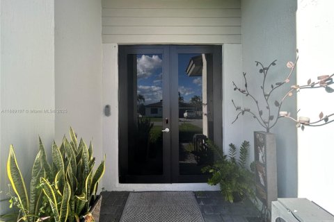 House in Miami, Florida 5 bedrooms, 233 sq.m. № 1943638 - photo 11