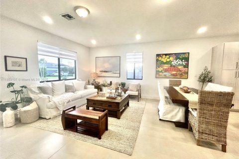 House in Miami, Florida 5 bedrooms, 233 sq.m. № 1943638 - photo 19