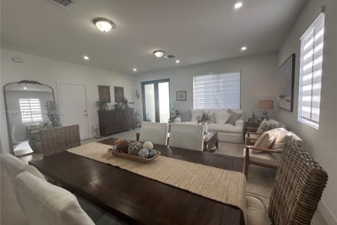 House in Miami, Florida 5 bedrooms, 233 sq.m. № 1943638 - photo 15