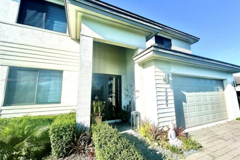 House in Miami, Florida 5 bedrooms, 233 sq.m. № 1943638 - photo 10