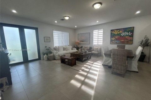 House in Miami, Florida 5 bedrooms, 233 sq.m. № 1943638 - photo 12