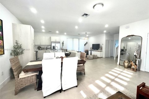 House in Miami, Florida 5 bedrooms, 233 sq.m. № 1943638 - photo 23