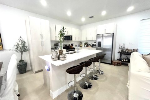 House in Miami, Florida 5 bedrooms, 233 sq.m. № 1943638 - photo 27