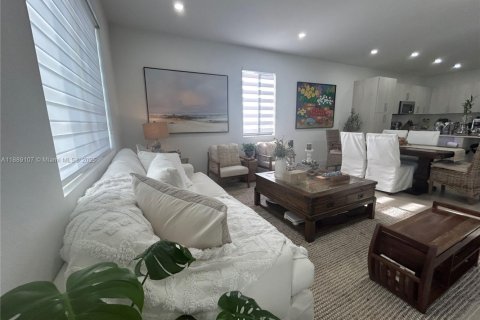 House in Miami, Florida 5 bedrooms, 233 sq.m. № 1943638 - photo 17