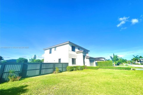 House in Miami, Florida 5 bedrooms, 233 sq.m. № 1943638 - photo 6