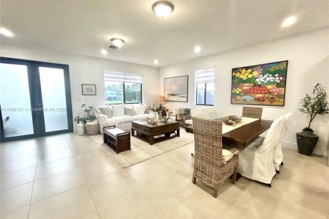 House in Miami, Florida 5 bedrooms, 233 sq.m. № 1943638 - photo 21