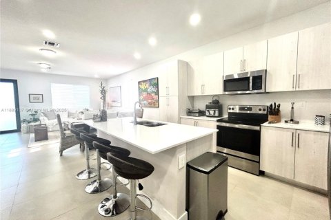 House in Miami, Florida 5 bedrooms, 233 sq.m. № 1943638 - photo 28