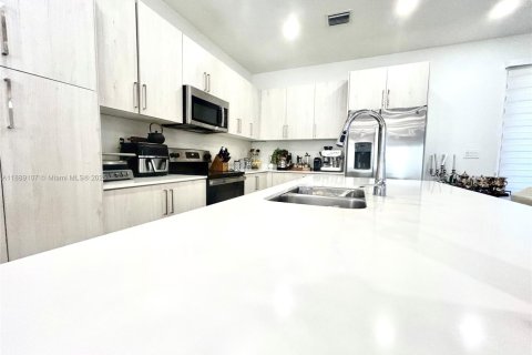House in Miami, Florida 5 bedrooms, 233 sq.m. № 1943638 - photo 30