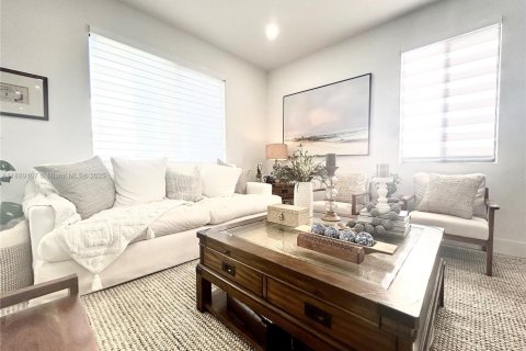 House in Miami, Florida 5 bedrooms, 233 sq.m. № 1943638 - photo 18