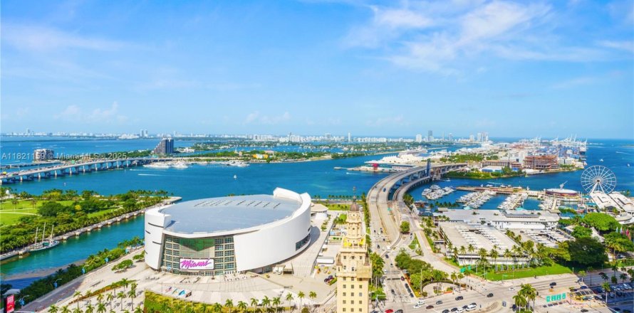 Condominio en Miami, Florida, 3 dormitorios  № 1888747
