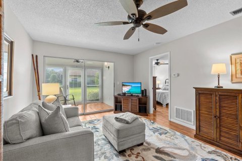 Condo in Dunedin, Florida, 2 bedrooms  № 1742642 - photo 12