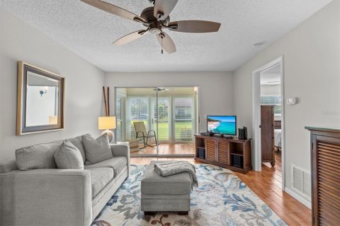 Condo in Dunedin, Florida, 2 bedrooms  № 1742642 - photo 10