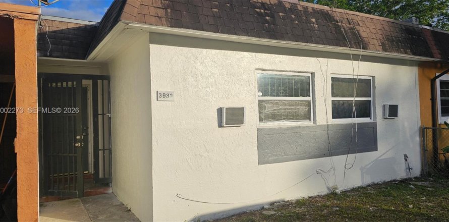 Townhouse in Miami Gardens, Florida 3 bedrooms, 107.02 sq.m. № 2170320