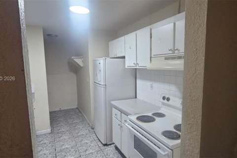 Townhouse in Miami Gardens, Florida 3 bedrooms, 107.02 sq.m. № 2170320 - photo 5