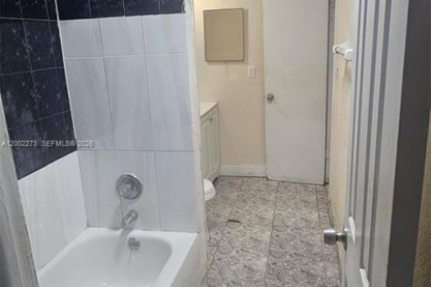 Townhouse in Miami Gardens, Florida 3 bedrooms, 107.02 sq.m. № 2170320 - photo 12