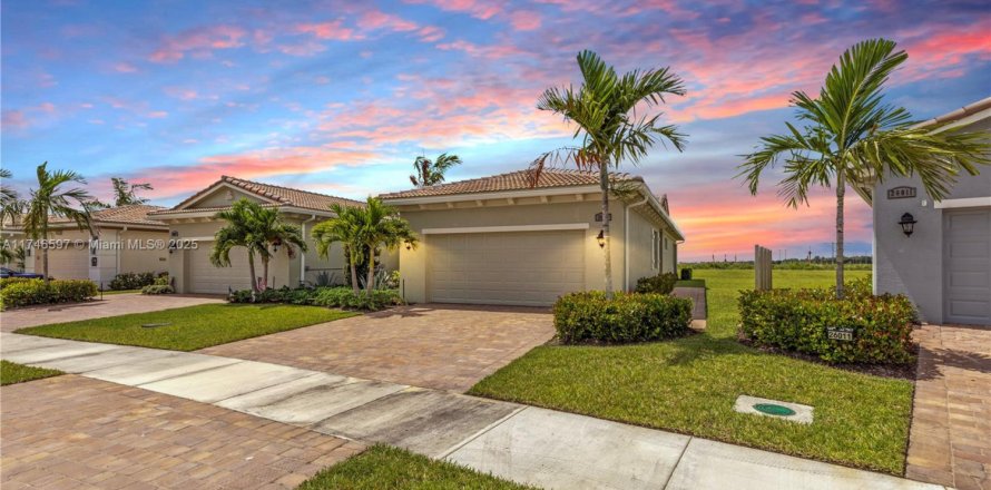 House in Port St. Lucie, Florida 2 bedrooms, 150.5 sq.m. № 1939904
