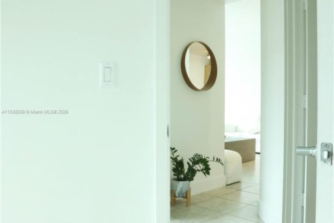 Condo in Miami, Florida, 2 bedrooms  № 1834423 - photo 9