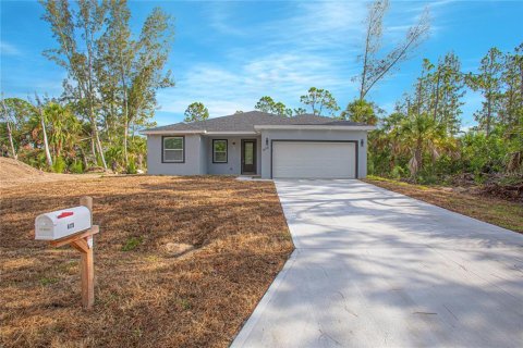 House in Palm Bay, Florida 4 bedrooms, 167.22 sq.m. № 1817872 - photo 2