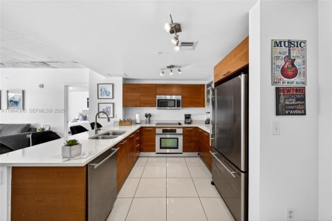 Condo in Miami, Florida, 2 bedrooms  № 2026760 - photo 2