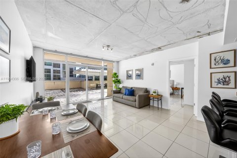 Condo in Miami, Florida, 2 bedrooms  № 2026760 - photo 7