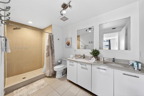 Condo in Miami, Florida, 2 bedrooms  № 2026760 - photo 16