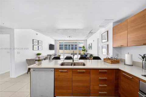 Condo in Miami, Florida, 2 bedrooms  № 2026760 - photo 4