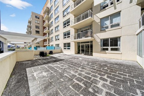 Condo in Miami, Florida, 2 bedrooms  № 2026760 - photo 24