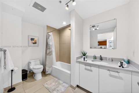 Condo in Miami, Florida, 2 bedrooms  № 2026760 - photo 17
